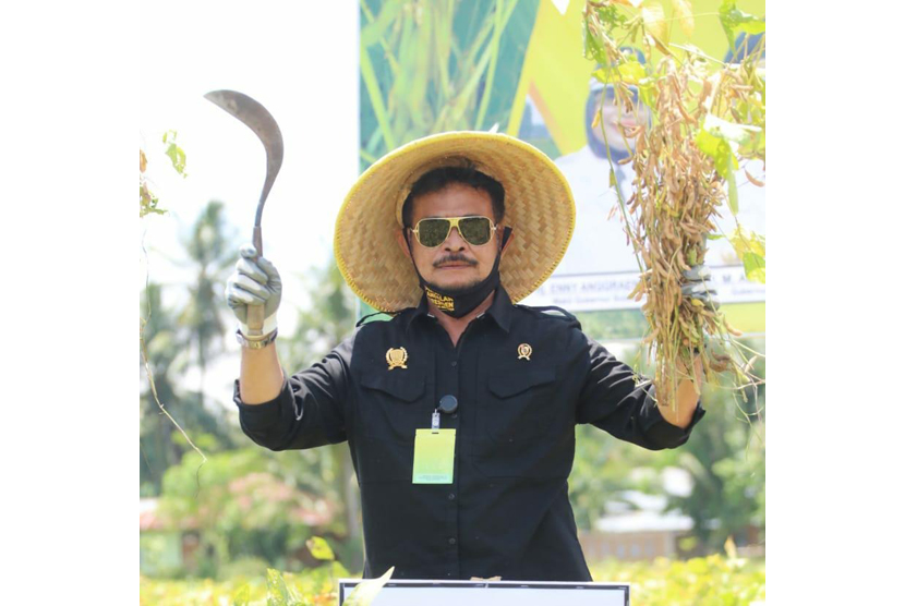  Menteri Pertanian Syahrul Yasin Limpo (Mentan SYL) melaksanakan panen komoditas kedelai di Desa Bumiayu, Kecamatan Wonomulyo Kabupaten Polewali Mandar (Polman), Rabu (4/11/2020).