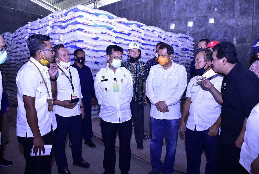 Menteri Pertanian, Syahrul Yasin Limpo (Mentan SYL) melakukan inspeksi dadakan (Sidak) di gudang pupuk PT. Petrokimia dan PT Pupuk Kujang Lini III yang berada di kawasan pertanian Pantura Jawa Barat, Indramayu, Sabtu (5/9). 