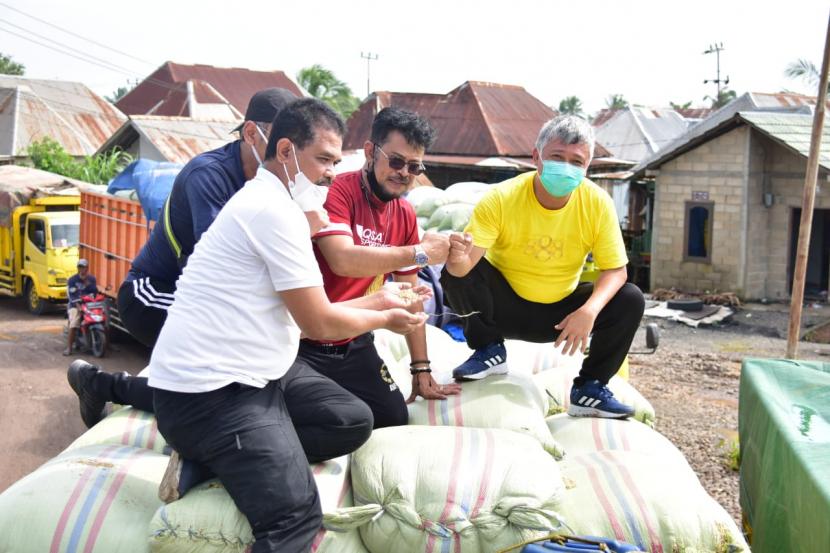 Menteri Pertanian Syahrul Yasin Limpo (Mentan SYL) melakukan inspeksi mendadak di salah satu penggilingan padi produsen beras PT. Buyung Poetra Sembada Tbk di Palembang, Sumatera Selatan, Ahad (4/3). Mentan melakukan sidak di salah satu penggilingan padi terbesar dengan kapasitas 600 ton perhari di Sumatera Selatan.