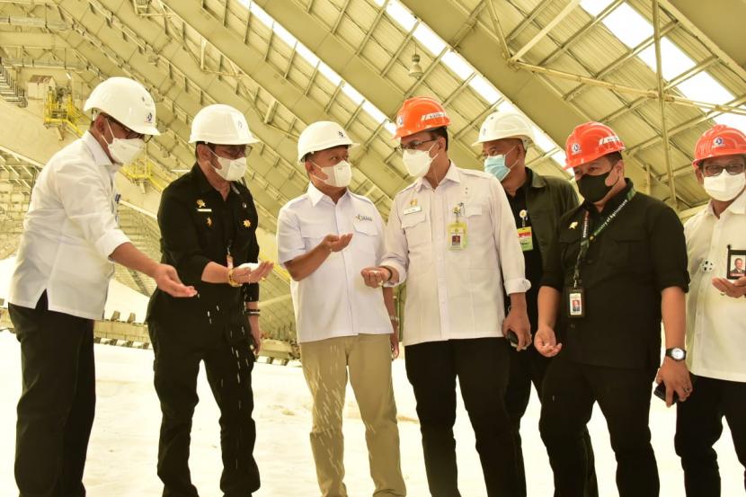 Menteri Pertanian Syahrul Yasin Limpo (Mentan SYL) melakukan kunjungan ke PT Pupuk Kalimantan Timur (Kaltim) guna memastikan stok dan meningkatkan kapasitas serta kualitas pupuk untuk peningkatan produktivitas komoditas pertanian, Jumat (10/9).