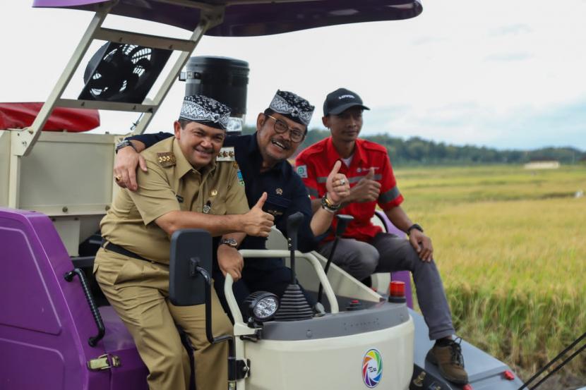 Menteri Pertanian Syahrul Yasin Limpo (Mentan SYL) melakukan panen di Kabupaten Semarang guna mengawal langsung produksi padi Jawa Tengah sebagai salah satu penyumbang terbesar beras nasional pada masa panen raya 2023 ini melimpah.