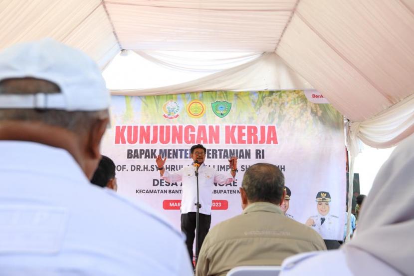 Menteri Pertanian Syahrul Yasin Limpo (Mentan SYL) melakukan panen padi pada lahan seluas 34,53 hektar dengan produktivitas 7,8 ton per hektar di Desa Alatengae, Kecamatan Bantimurung, Kabupaten Maros, Sulawesi Selatan.