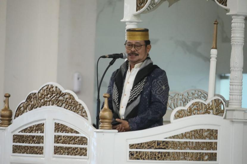 Menteri Pertanian Syahrul Yasin Limpo (Mentan SYL) melakukan shalat Idul Fitri di Masjid Agung Syekh Yusuf Kabupaten Gowa, Jalan Masjid, Sungguminasa, Sumba Opu, Gowa, Sulawesi Selatan. Dalam kegiatan ini, SYL memberi pesan singkat dan menyampaikan pentingnya menjaga persaudaraan.