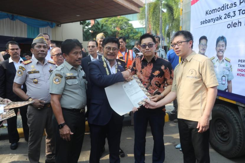 Menteri Pertanian Syahrul Yasin Limpo (Mentan SYL) melepas ekspor produk pertanian senilai Rp 25,5 miliar ke 23 negara. 