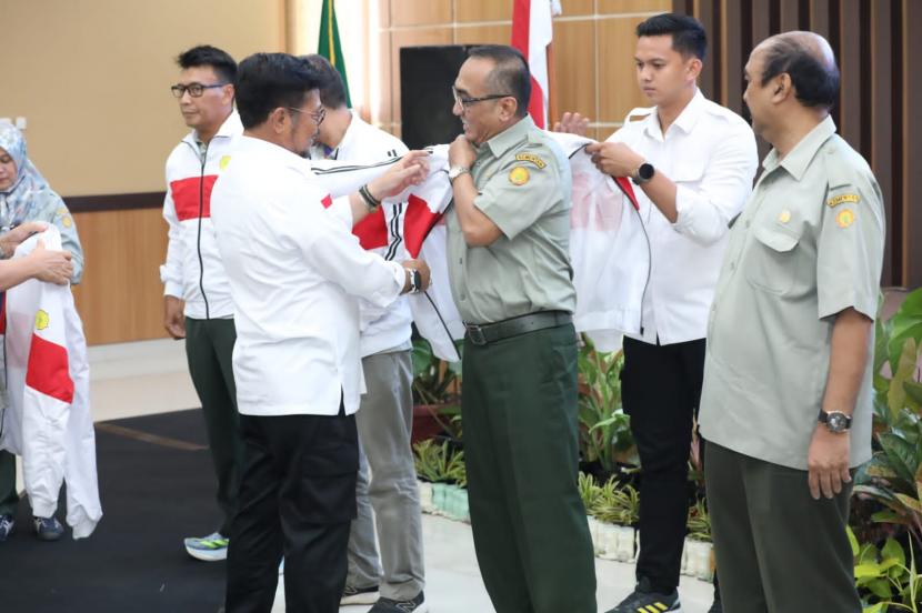 Menteri Pertanian, Syahrul Yasin Limpo (Mentan SYL) melepas peserta Pekan Olah Raga Nasional (Pornas) XVI Korpri Kementerian Pertanian di Balai Besar Pelatihan Manajemen Kepemimpinan Pertanian (BBPMKP) Ciawi, Bogor.