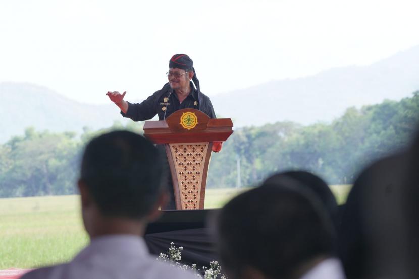 Menteri Pertanian Syahrul Yasin Limpo (Mentan SYL) memperingati Hari Krida Pertanian (HKP) dengan menggelar panen padi program IP400 dan penanaman Kedelai lokal di Desa Tegalsari, Kecamatan Waru, Kabupaten Sukoharjo, Jawa Tengah. 