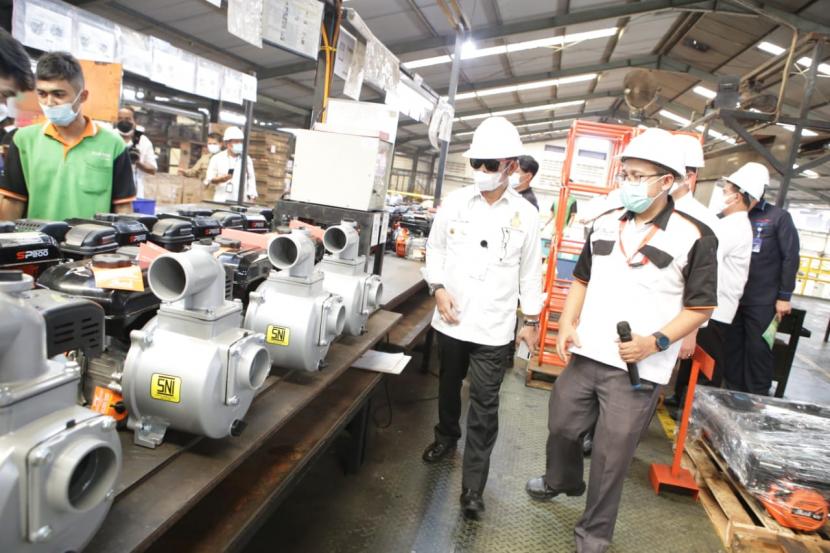 Menteri Pertanian Syahrul Yasin Limpo (Mentan SYL) mendorong alat mesin pertanian (alsintan) buatan dalam negeri dengan TKDN (Tingkat Komponen Dalam Negeri) tinggi.