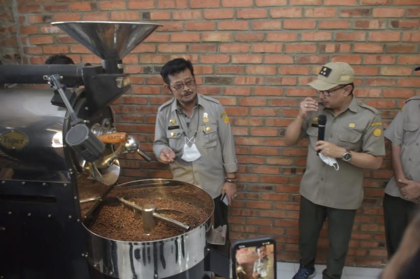 Menteri Pertanian Syahrul Yasin Limpo (Mentan SYL) mendorong pengembangan produksi bibit pertanian bernilai ekonomi tinggi atau ekspor berskala besar di antaranya kopi dan kakao.