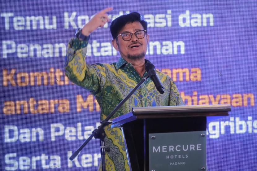 Menteri Pertanian Syahrul Yasin Limpo (Mentan SYL) mengajak para gubernur dan bupati seluruh Indonesia untuk menggunakan Kredit Usaha Rakyat (KUR) sebagai akses dan permodalan usaha tani dalam menghadapi tantangan nasional seperti cuaca ekstrem el nino.