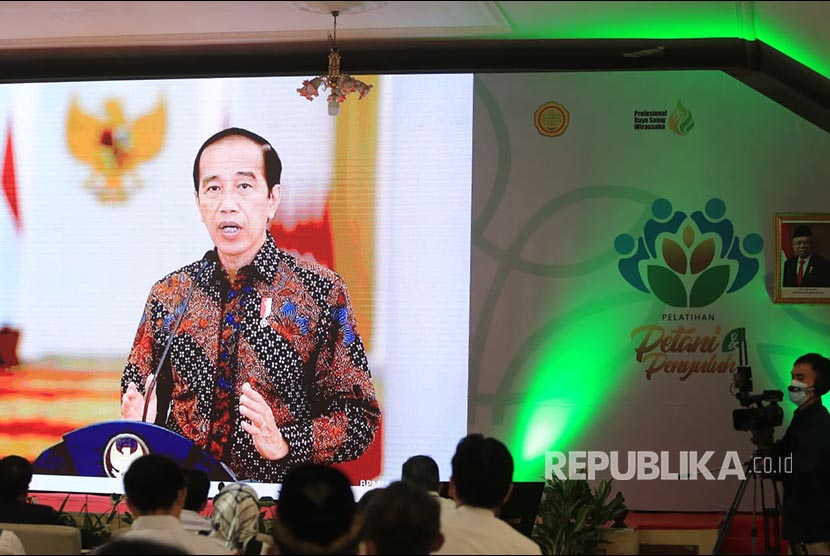 Menteri Pertanian Syahrul Yasin Limpo (Mentan SYL) mengukuhkan 2.000 petani milenial dan andalan nasional yang kegiatannya dibuka oleh Presiden Joko Widodo (Jokowi) secara virtual, Jumat (6/8/2021). 