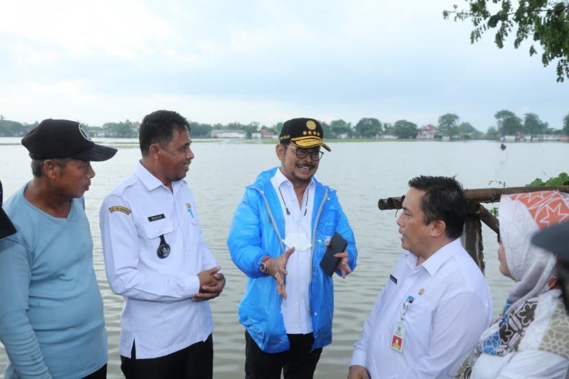 Menteri Pertanian Syahrul Yasin Limpo (Mentan SYL) meninjau langsung area sawah terdampak banjir di Desa Sukabakti, Kecamatan Tambelang, Kabupaten Bekasi, Jawa Barat, Rabu (1/3/2023).