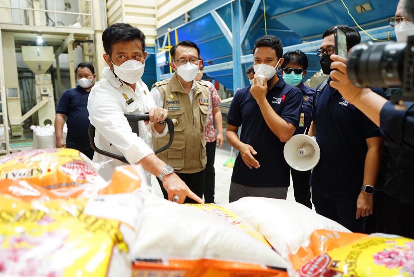  Menteri Pertanian Syahrul Yasin Limpo (Mentan SYL) menjamin ketersediaan stok beras nasional tahun 2021 di tengah kondisi pandemi covid 19 melimpah. Sebab, saat ini tengah berlangsung musim panen di sejumlah wilayah Indonesia dan Kementerian Pertanian (Kementan) melakukan percepatan tanam usai panen.