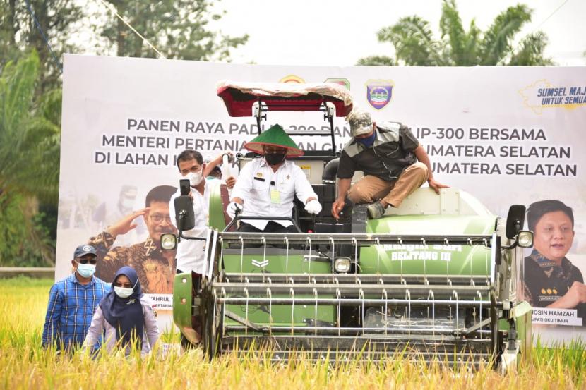 Menteri Pertanian Syahrul Yasin Limpo (Mentan SYL) terus melakukan pengawalan panen raya padi dan gerakan serap gabah petani di semua daerah dan kali ini di Provinsi Sumatera Selatan (Sumsel).
