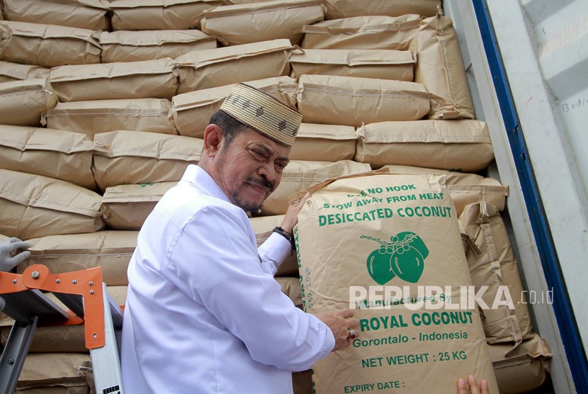 Menteri Pertanian Syahrul Yasin Limpo menunjukkan produk tepung kelapa pada pelepasan ekspor komoditas pertanian Gorontalo di Tibawa, Kabupaten Gorontalo, Gorontalo, Rabu (5/2/2020).(Antara/Adiwinata Solihin)