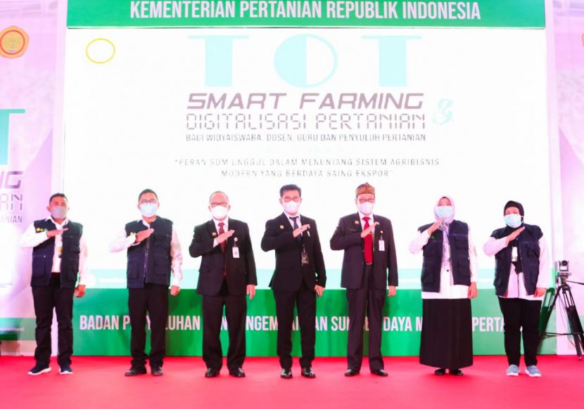 Menteri Pertanian Syahrul Yasin Limpo saat memberikan arahan pada ToT Smart Farming bagi widyaiswara, dosen, guru dan penyuluh pertanian yang dihelat Badan Penyuluhan dan Pengembangan Sumber Daya Manusia Pertanian (BPPSDMP), Selasa (25/1/2022).