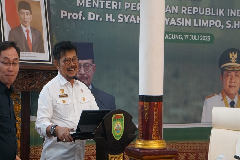 Menteri Pertanian Syahrul Yasin Limpo saat memberikan arahan pada Rapat Koordinasi Antisipasi Iklim Ekstrim El Nino bersama Pemerintah Provinsi Sumatera Selatan, di Palembang, Senin (17/07/2023) siang. 