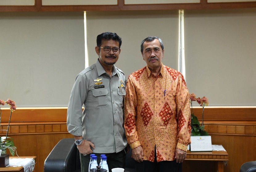 Menteri Pertanian Syahrul Yasin Limpo saat menerima Gubernur Riau, Syamsuar, Senin, (9/12), di ruang kerjanya.