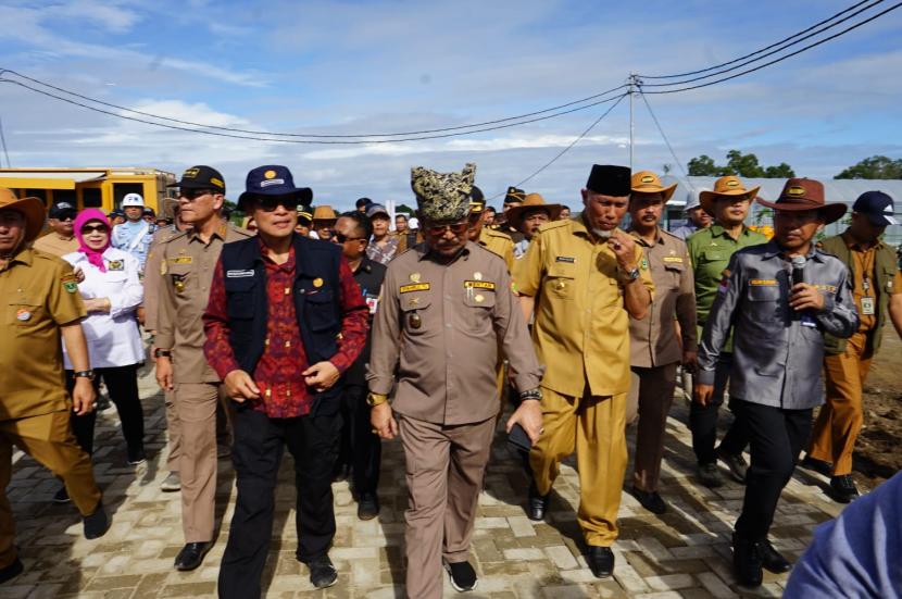 Menteri Pertanian, Syahrul Yasin Limpo, saat meninjau kesiapan lokasi Pekan Nasional (Penas) XVI Petani dan Nelayan akan berlangsung di Padang, Sumatera Barat (Sumbar), pada 10-15 Juni 2023.