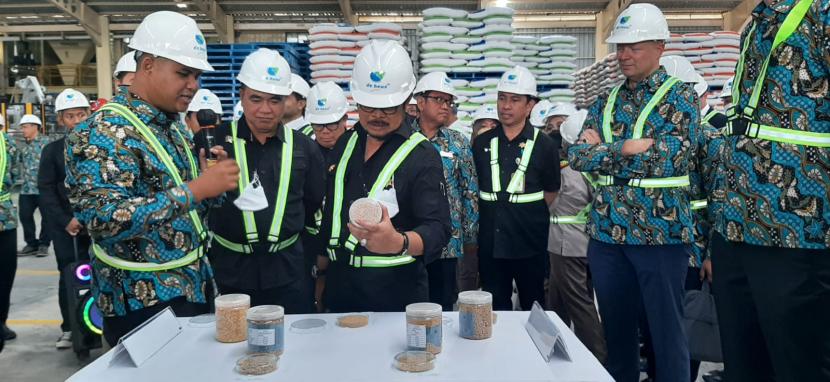 Menteri Pertanian Syahrul Yasin Limpo saat meresmikan perusahaan pakan swasta yang berinvestasi di Kabupaten Pasuruan, Jawa Timur.