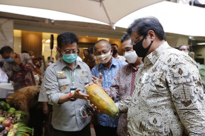  Menteri Pertanian Syahrul Yasin Limpo (SYL) mengaku kinerja para menteri-menteri bidang ekonomi di bawah koordinasi Menteri Koordinator Perekonomian, Airlangga Hartarto sejauh ini cukup kompak. 