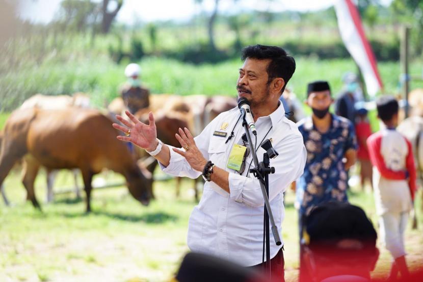 Menteri Pertanian, Syahrul Yasin Limpo (SYL) menghadiri kegiatan pelayanan ternak terpadu pada Program Prioritas Sapi Kerbau Komoditas Andalan Negeri (Sikomandan) di Desa Bontomanai, Kecamatan Rumbia, Kabupaten Jeneponto, Sulawesi Selatan.