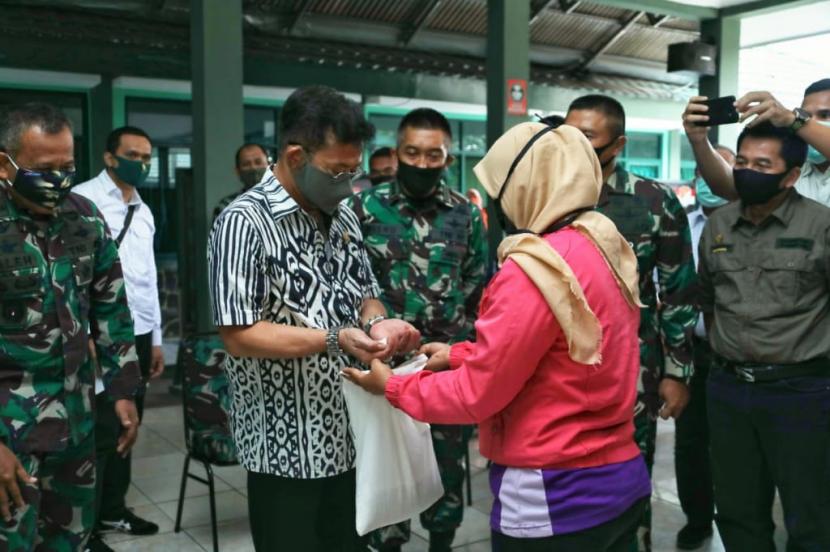 Menteri Pertanian Syahrul Yasin Limpo (SYL) mengunjungi Markas Komando Distrik Militer (Makodim) Depok 0508 untuk melihat langsung program bantuan beras melalui ATM Pertanian berjalan dengan baik.