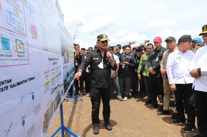 Menteri Pertanian Syahrul Yasin Limpo (SYL) saat meninjau food estate di Kalimantan Tengah, Kamis (16/2/2023).