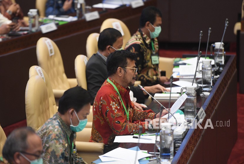 Menteri Pertanian Syahrul Yasin Limpo (tengah) mengikuti rapat kerja dengan Komisi IV DPR di Kompleks Parlemen, Senayan, Jakarta, Selasa (7/7/2020). Rapat itu membahas program strategis kementrian dalam rangka percepatan pemulihan ekonomi dampak COVID-19. 