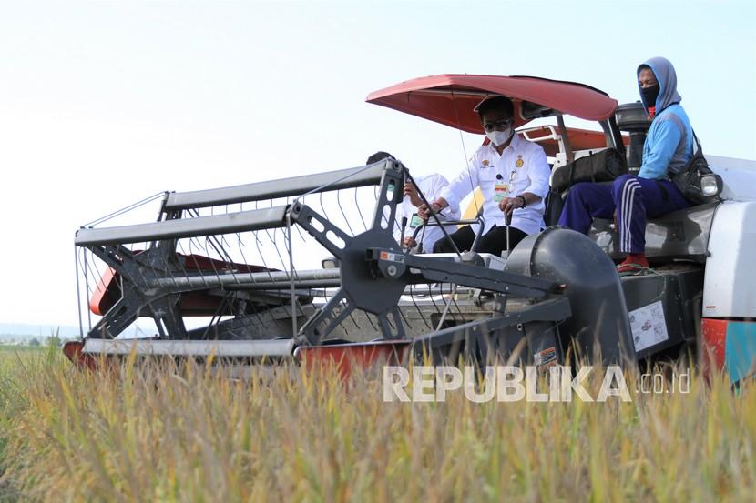 Menteri Pertanian Syahrul Yasin Limpo (tengah) menyatakan tengah mengupayakan adanya peningkatan alokasi Kredit Usaha Rakyat (KUR) sektor pertanian pada tahun 2021 menjadi Rp 80 triliun dari tahun ini sebesar Rp 50 triliun.