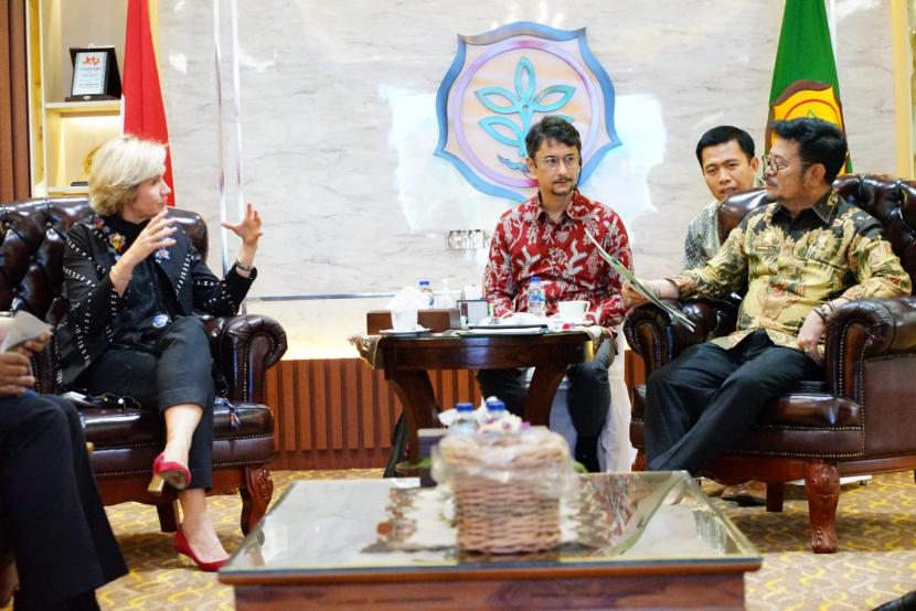 Menteri Pertanian Yahrul Yasin Limpo bersama Perwakilan Bank Dunia untuk Indonesia, Satu Kahkonen.