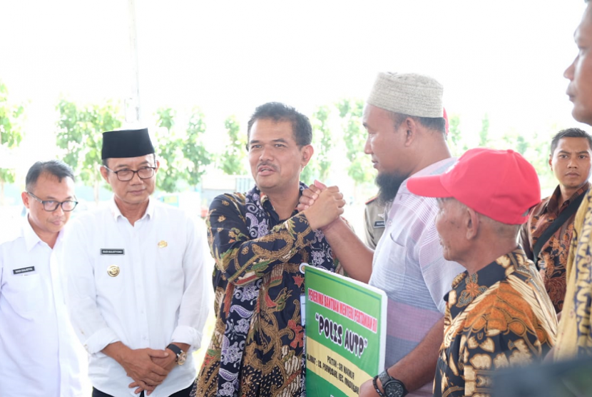 Menteri Pertanian yang diwakili Direktur Jenderal Tanaman Pangan, Suwandi bersama Bupati Ngawi Budi Sulistyono melakukan panen dan gerakan tanam di Ngawi.