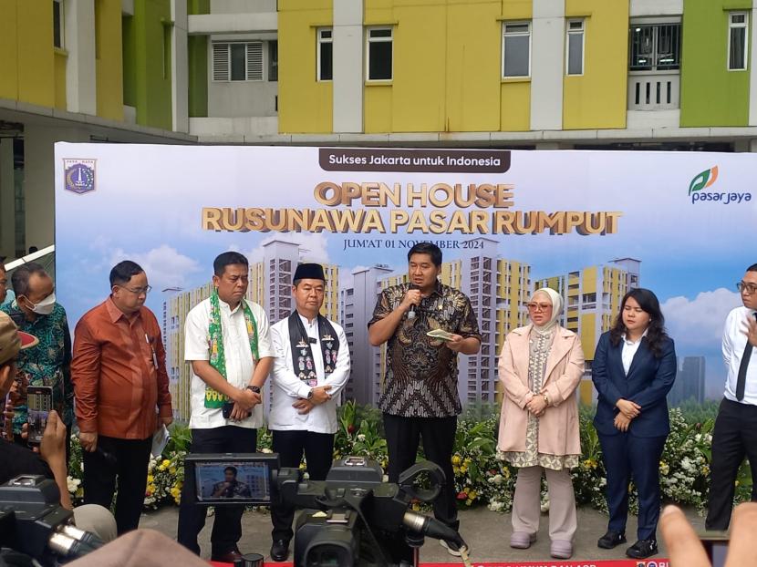 Menteri Perumahan dan Kawasan Permukiman Maruarar Sirait bersama Pj Gubernur DKI Jakarta Teguh Setyabudi melakukan open house Rumah Susun Pasar Rumput, Jakarta Selatan, Jumat (1/11/2024).