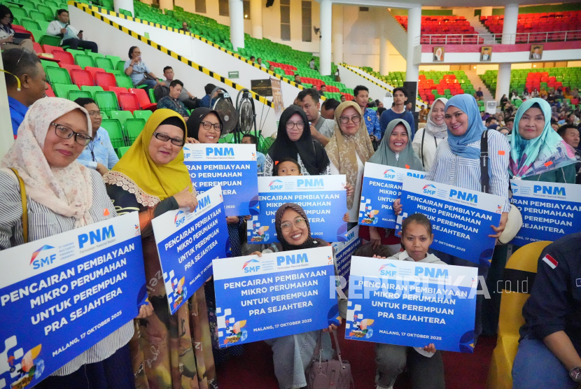 Menteri Perumahan dan Kawasan Permukiman Maruarar Sirait secara simbolis memberikan pencairan pembiayaan mikro perumahan untuk perempuan prasejahtera di Malang.