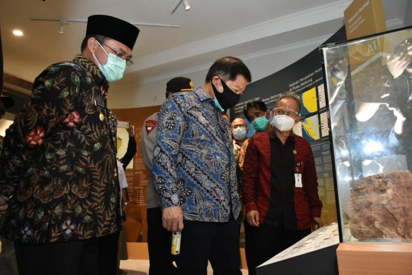 Menteri PPN/ Bappenas Republik Indonesia, Suharso Monoarfa mendorong persiapan pengajuan geopark nasional di Pulau Belitung menjadi geopark internasional yang diakui oleh UNESCO. 