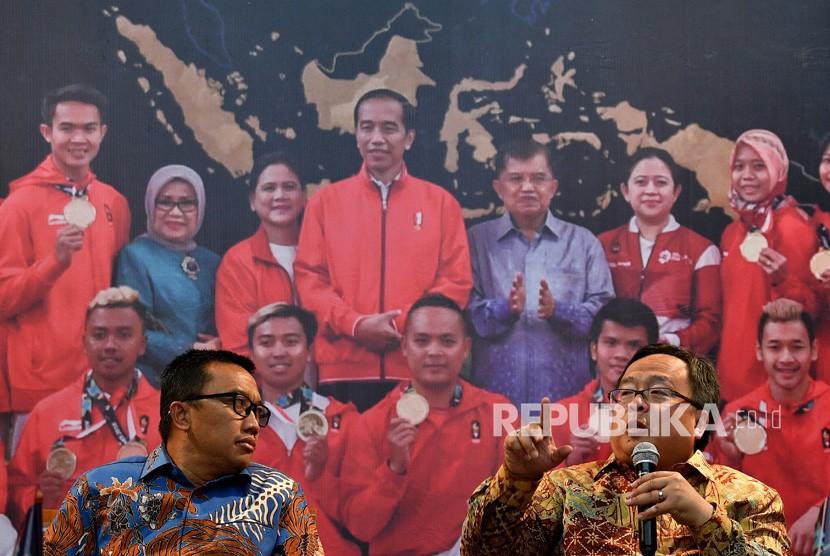 Menteri PPN/Kepala Bappenas Bambang Brodjonegoro (kanan) dan Menpora Imam Nahrawi menjadi narasumber dalam Forum Merdeka Barat 9 di Kementerian PPN/Bappenas, Jakarta, Selasa (16/10).