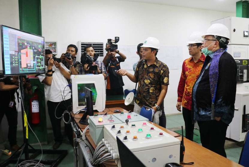 Menteri PPN/Kepala Bappenas Bambang Brodjonegoro (kanan) meninjau fasilitas Pembangkit Listrik Tenaga Biomassa (PLTBm) Siantan usai peresmian di Wajok, Kabupaten Mempawah, Kalbar, Senin (24/9).
