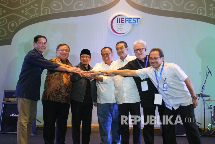 Menteri PPN/Kepala Bappenas Bambang Brodjonegoro (kedua kiri) berpegangan tangan bersama dengan sejumlah pihak terkait pada acara Indonesia Islamic Economy Festival (IIEFest) 2019 yang digelar Komite Nasional Keuangan Syariah (KNKS), di The Trans Luxury Hotel, Kota Bandung, Jumat (26/4).