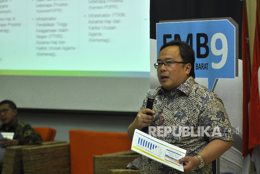 Menteri PPN/Kepala Bappenas Bambang Brodjonegoro menjelaskan paparannya saat acara diskusi Forum Merdeka Barat Sembilan di gedung Kemkoinfo, Jakarta, Sabtu (5/8).
