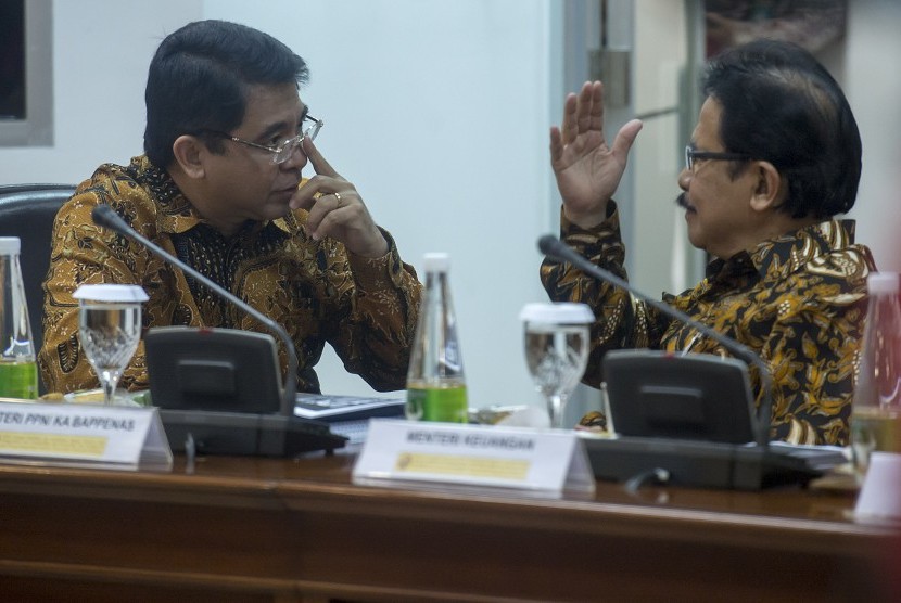 Menteri PPN/Kepala Bappenas Sofyan Djalil (kanan) berbincang dengan Kepala BKPM Franky Sibarani (kiri) sebelum mengikuti rapat kabinet terbatas yang membahas soal pengelolaan kawasan perdagangan bebas Batam di Kantor Kepresidenan, Jakarta, Selasa (19/1).