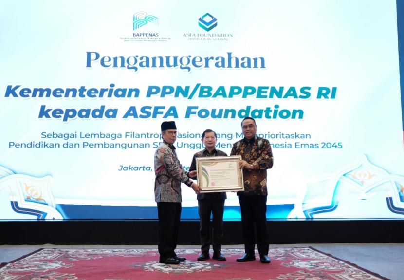 Menteri PPN/Bappenas RI Suharso Monoarfa menyerahkan penghargaan kepada Ketua ASFA Foundation Komjen (Purn) Syafruddin Kambo.