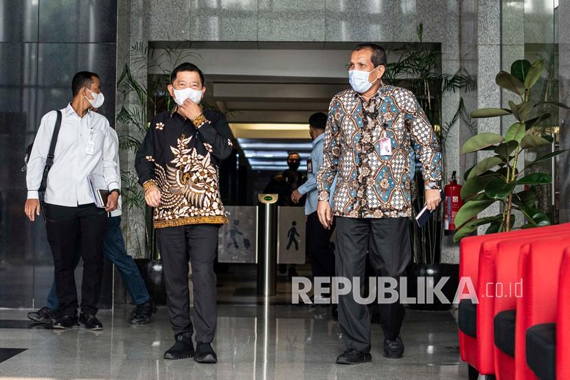 Menteri PPN/Kepala Bappenas Suharso Monoarfa (kedua kiri) berjalan bersama Deputi Pencegahan dan Monitoring KPK Pahala Nainggolan (kanan) usai melakukan rapat bersama dengan KPK di gedung KPK, Jakarta, Kamis (21/10/2021). Rapat yang merupakan bagian dari Strategi Nasional Pencegahan Korupsi (Stranas PK) itu membahas beberapa hal, salah satunya adalah upaya untuk mencegah beban APBN agar tidak semakin berat.