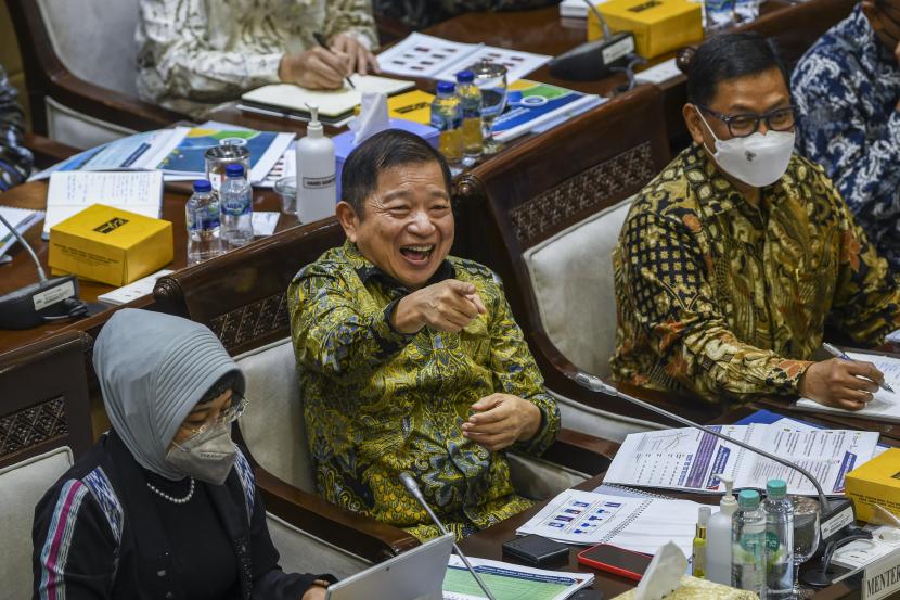 Menteri PPN/Kepala Bappenas Suharso Monoarfa (tengah) mengikuti rapat kerja dengan Komisi XI DPR di Kompleks Parlemen, Senayan, Jakarta, beberapa waktu lalu.