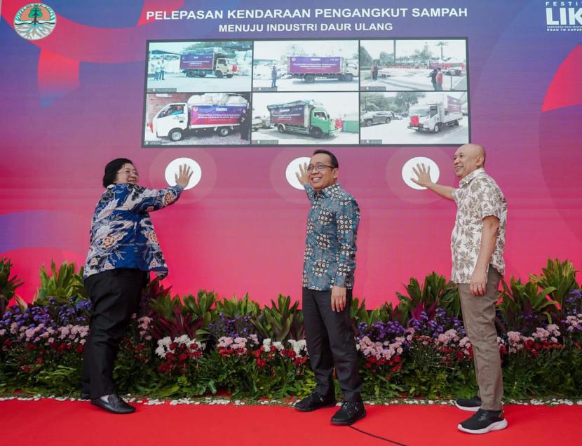Menteri Pratikno, Menteri Siti Nurbaya dan Menteri Teten Masduki melakukan pelepasan kendaraan pengangkut sampah.