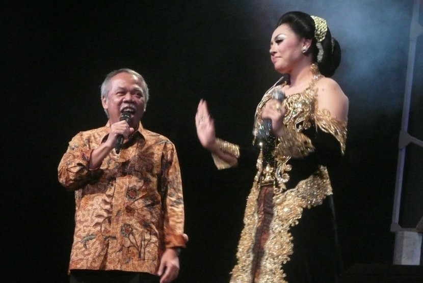 Menteri PU dan Perumahan Rakyat Basuki Hadimuljono (kiri) menyanyikan sebuah lagu kroncong pop karya Koes Plus berjudul 
