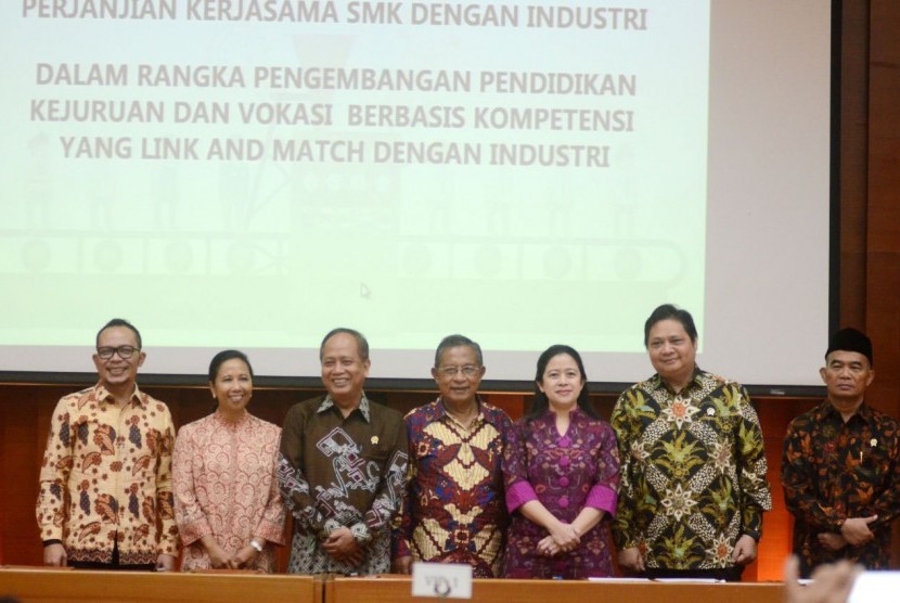  Menteri Puan dalam acara penandatanganan nota kesepahaman bersama (Memorandum of Understanding/MoU) dengan lima kementerian terkait di gedung Kementerian Perindustrian, Jakarta, Selasa (28/11).