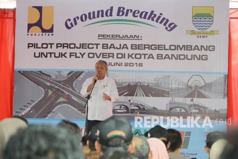 Menteri PUPR Basuki Hadimujono memberi sambutan pada Ground Breaking Fly Over atau Jembatan Layang Antapani, Kota Bandung, Jumat (10/6).