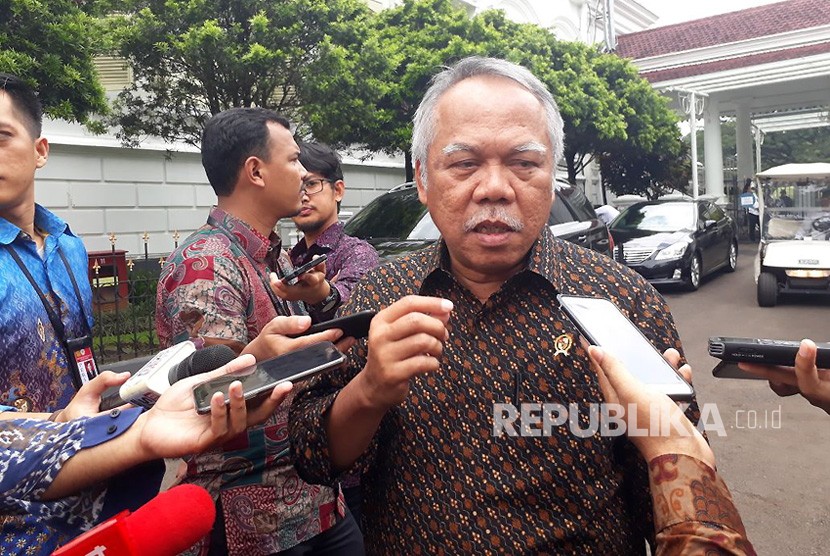 Menteri PUPR Basuki Hadimuldjono memberikan keterangan terkait sanksi atas kejadian robohnya tiang penyangga Tol Becakayu, di Istana Kepresidenan, Bogor, Senin (12/3).