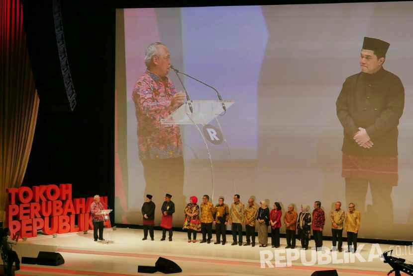 Menteri PUPR Basuki Hadimuljanto menerima penghargaan Tokoh Perubahan Republika 2017 saat malam penganugerahan Tokoh Perubahan Republika di Djakarta Theater, Jakarta Pusat, Selasa (10/4).
