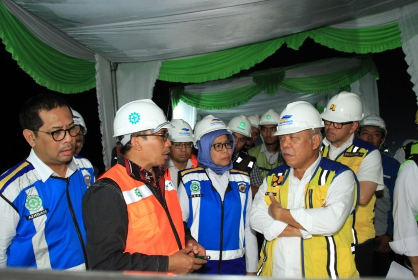 Menteri PUPR Basuki Hadimuljono, bersama petinggi PT JJC saat menyaksikan uji coba jalan tol layang Jakarta-Cikampek, di Karawang, pada Senin malam (23/9). 