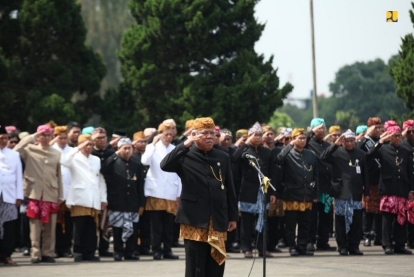 menteri PUPR Basuki Hadimuljono dalam sambutannya pada upacara bendera memperingati Hari Bakti PU ke-73 di lapangan Gedung Sate, Bandung (3/12).